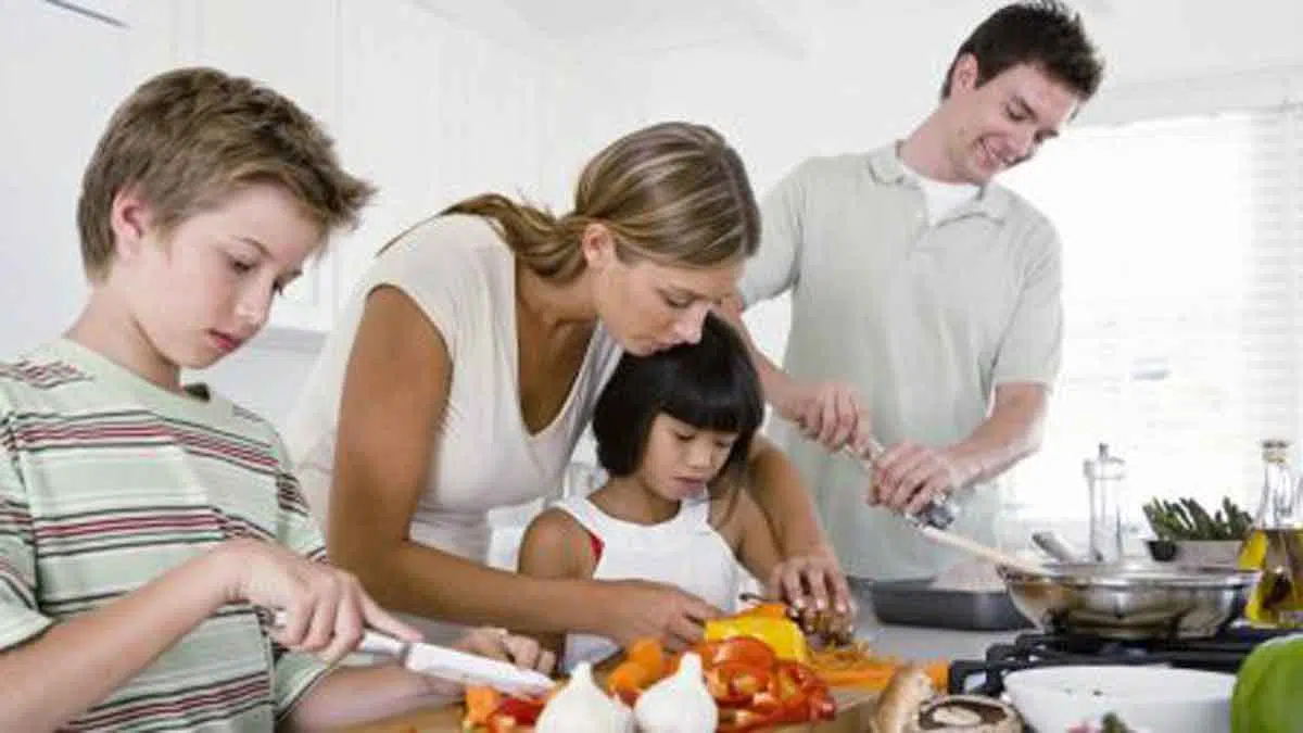 Pentingnya Mengajak Anak Masak Bersama
