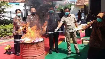 Kejari Sampang Musnahkan Barang Bukti dari 55 Kasus Narkoba