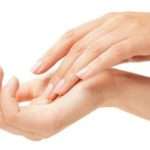 4 Tips Lembapkan Tangan yang Kering