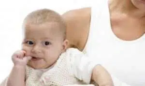 Kenali 7 Hal Aneh yang Sering Dilakukan Bayi