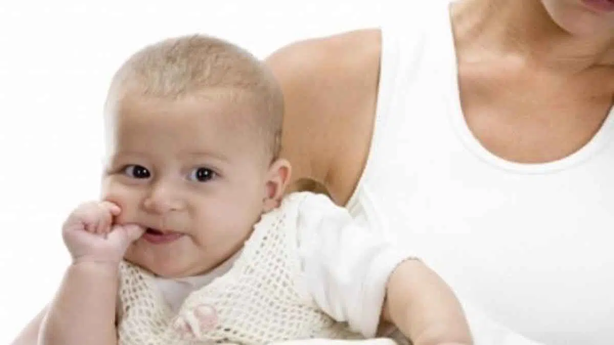 Kenali 7 Hal Aneh yang Sering Dilakukan Bayi