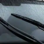 2 Tanda Wiper Mobil Wajib Diganti