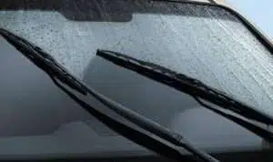 2 Tanda Wiper Mobil Wajib Diganti