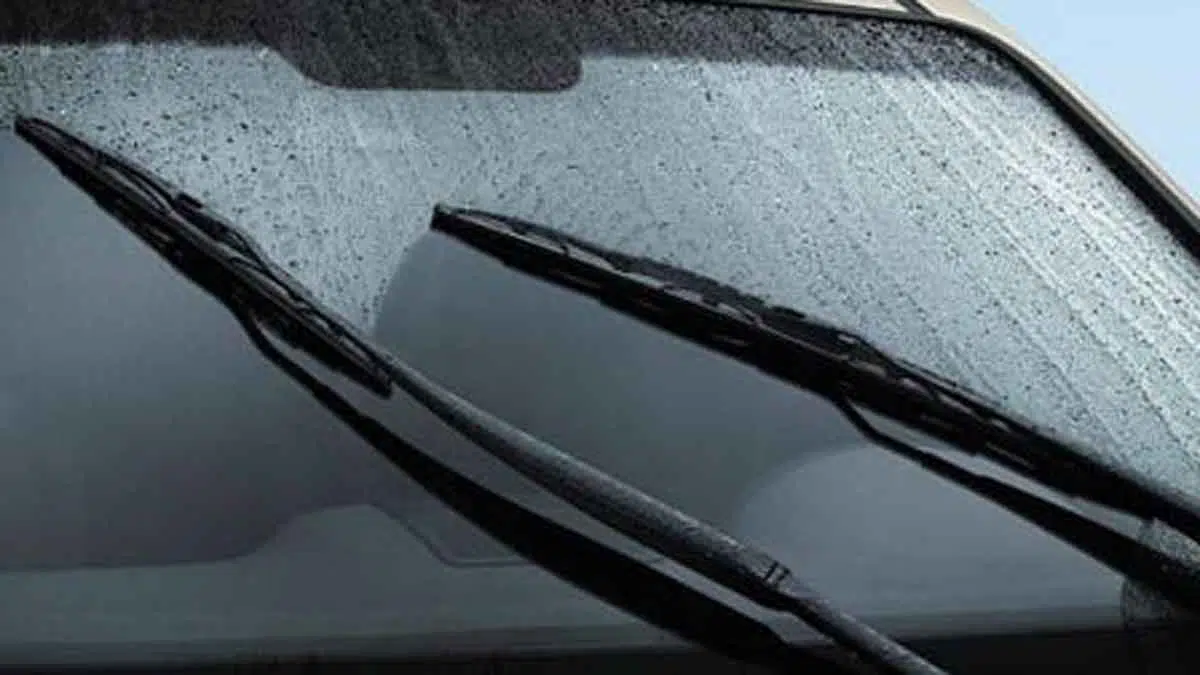 2 Tanda Wiper Mobil Wajib Diganti