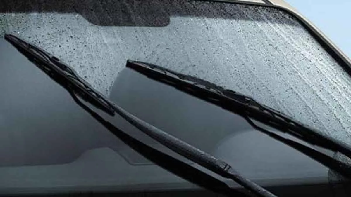 2 Tanda Wiper Mobil Wajib Diganti