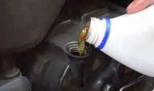 4 Dampak Negatif Telat Ganti Oli Motor