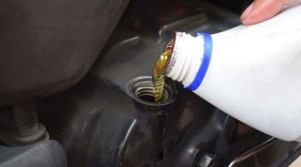 4 Dampak Negatif Telat Ganti Oli Motor