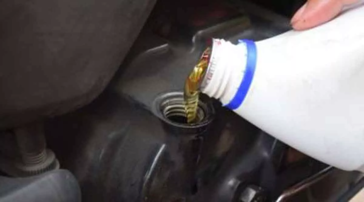 4 Dampak Negatif Telat Ganti Oli Motor