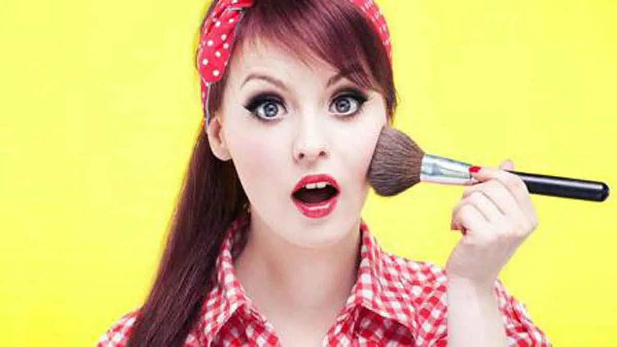 7 Kesalahan Saat Makeup yang Membuat Anda Terlihat Lebih Tua