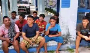 Petugas Syahbandar Masalembu Evakuasi ABK Kapal Kandas dengan Perahu Nelayan