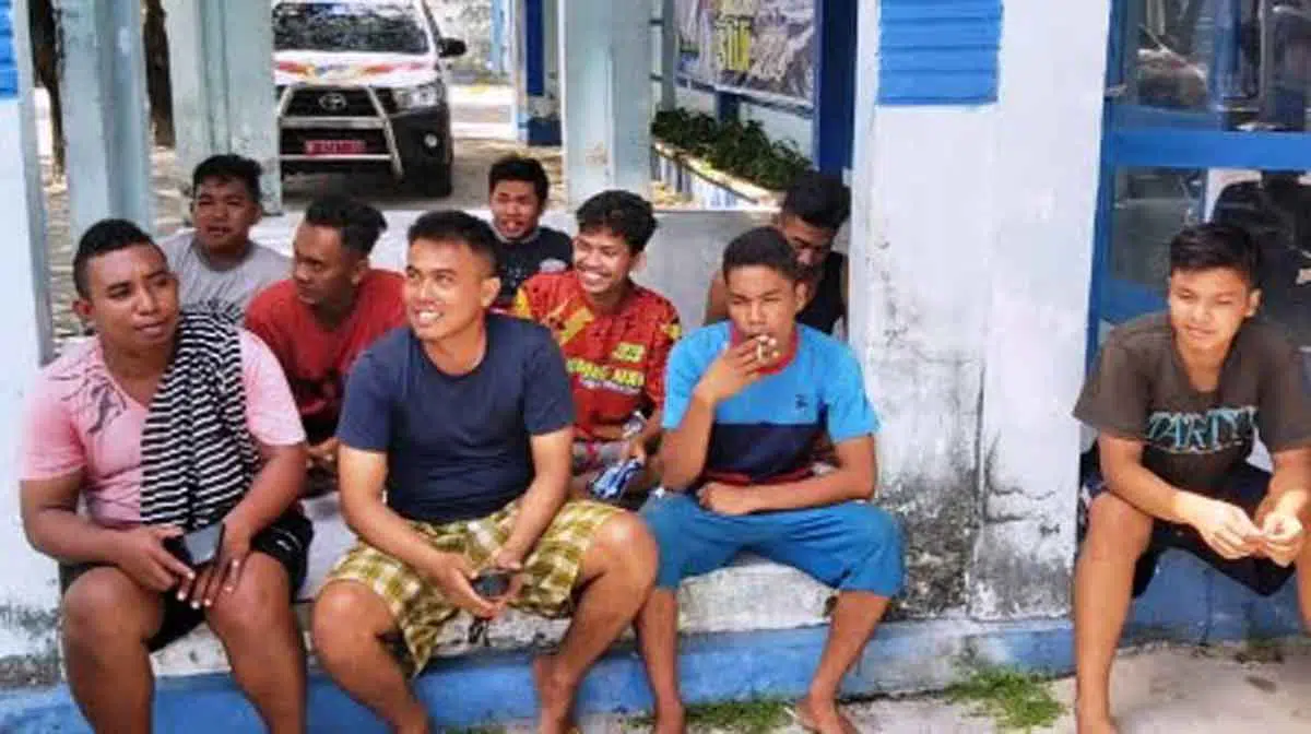 Sembilan ABK KM DJO 3 dievakuasi ke Kantor Syahbandar Masalembu, Sumenep, Sabtu (25/7/2020). KM DJO 3 kandas di Perairan Masalembu. Foto Ist/Bagian Humas Polres Sumenep