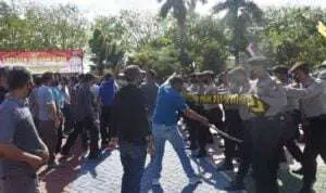 Petugas menggambarkan penanganan kerusuhan pada pelaksanaan Pilkada Serentak 2020 di Kabupaten Sumenep (Humas Polres Sumenep @portalmadura.com)