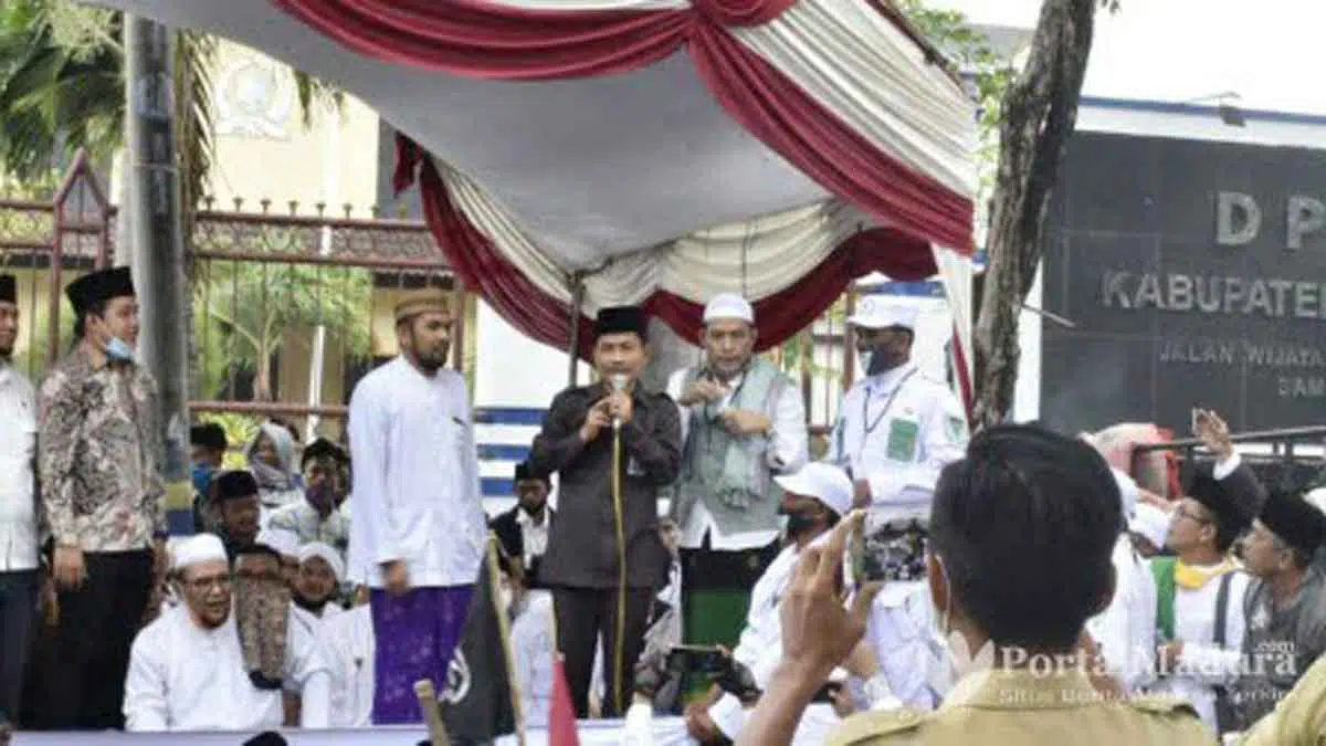 Pakai baju warna hitam, Ketua DPRD Sampang, Fadol (Foto Rafi @portalmadura.com)