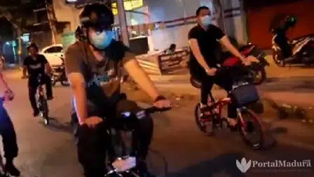 Bupati Pamekasan Kampanyekan Hidup Sehat dengan Bagikan Masker Gratis