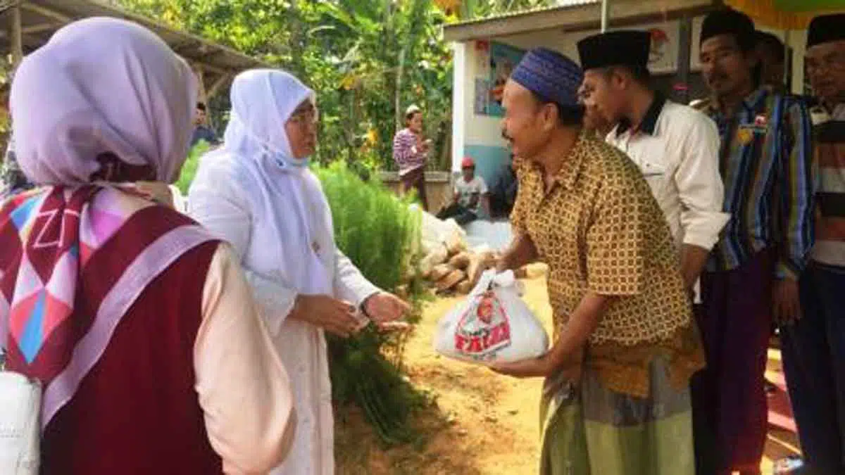 Fauzi-Nyai Eva Bagikan Sembako di Akhir Pekan