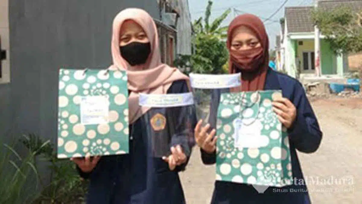Pembagian Face Shield Wujud Optimalisasi Pencegahan Covid-19