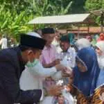 Fauzi dan Nyai Eva Salurkan Paket Sembako Bagi Warga Kurang Mampu Desa Torbang