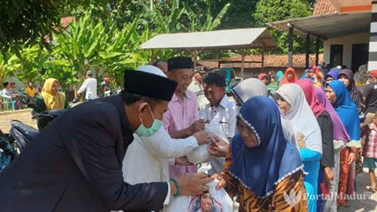 Fauzi dan Nyai Eva Salurkan Paket Sembako Bagi Warga Kurang Mampu Desa Torbang