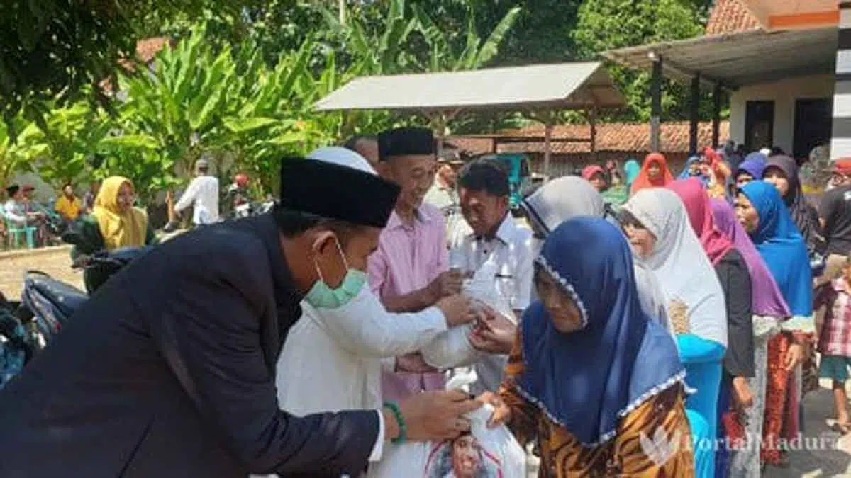 Fauzi dan Nyai Eva Salurkan Paket Sembako Bagi Warga Kurang Mampu Desa Torbang