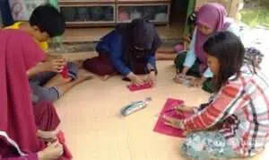 Pengabdikan, Hafifatul Masruroh Ajak Warga Buat Masker Kain Mandiri