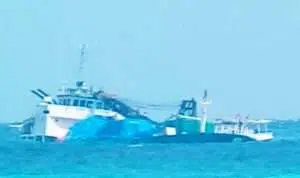 KM DJO 3 yang bermuatan 650 ton barang kandas di Perairan Masalembu, Sumenep, setelah menabrak batu karang pada Jumat (24/7/2020) malam. Tak ada korban jiwa dalam kecelakaan laut tersebut. Foto Ist/Bagian Humas Polres Sumenep