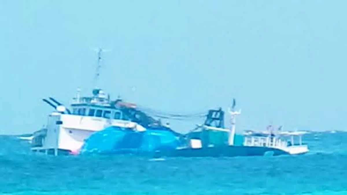 KM DJO 3 yang bermuatan 650 ton barang kandas di Perairan Masalembu, Sumenep, setelah menabrak batu karang pada Jumat (24/7/2020) malam. Tak ada korban jiwa dalam kecelakaan laut tersebut. Foto Ist/Bagian Humas Polres Sumenep