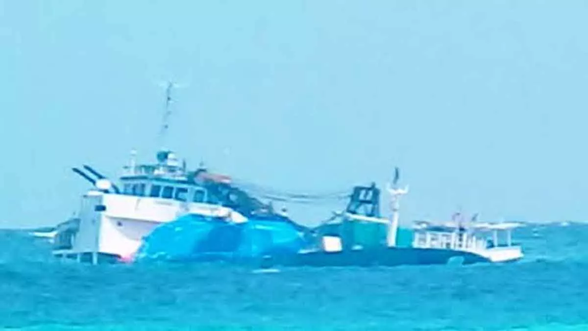 KM DJO 3 yang bermuatan 650 ton barang kandas di Perairan Masalembu, Sumenep, setelah menabrak batu karang pada Jumat (24/7/2020) malam. Tak ada korban jiwa dalam kecelakaan laut tersebut. Foto Ist/Bagian Humas Polres Sumenep