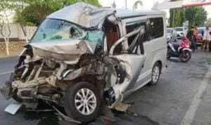 Satu Tewas, Daihatsu Luxio Berpenumpang Satu Keluarga Tabrak Truk