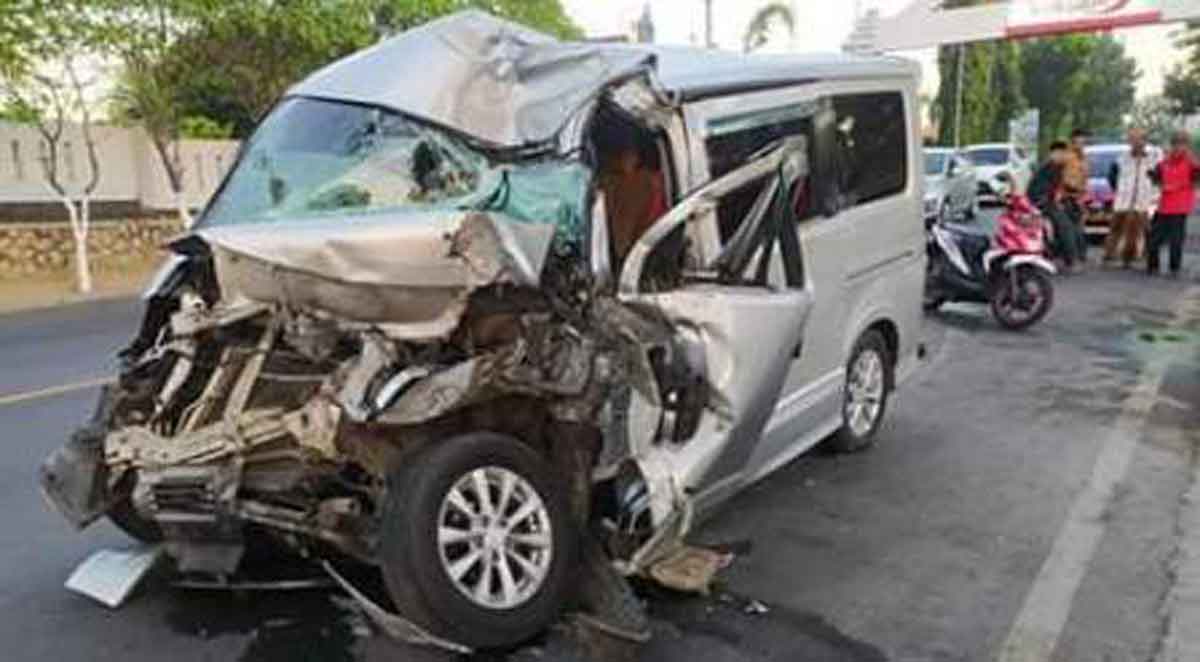 Satu Tewas, Daihatsu Luxio Berpenumpang Satu Keluarga Tabrak Truk