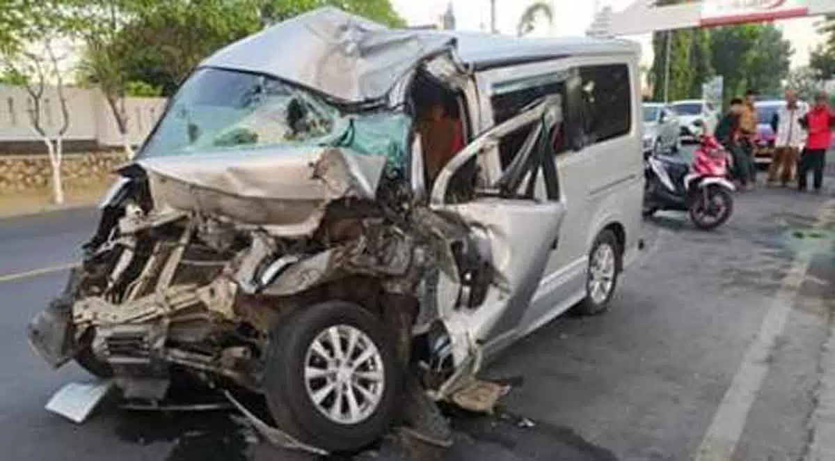 Satu Tewas, Daihatsu Luxio Berpenumpang Satu Keluarga Tabrak Truk