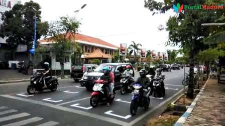 Marka Starting Grid ala MotoGP di Pintu Masuk Kota Sumenep (Foto. Taufikurrahman @portalmadura.com)