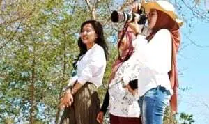 Para model di pantai wisata eKasoghi @portalmadura.com