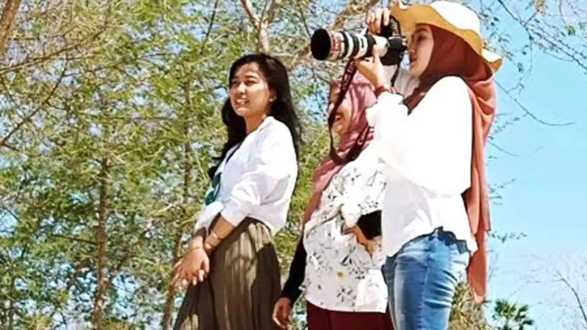 Wisata Pantai Ekasoghi Terapkan Protokol Kesehatan, Begini Keunikannya - Portalmadura.com Para model di pantai wisata eKasoghi @portalmadura.com