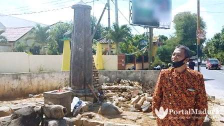 Sayap Pilar Pintu Gerbang Bekas Keraton Parsanga Sumenep Dirusak