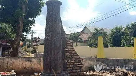 Sayap Pilar Pintu Gerbang Bekas Keraton Parsanga Sumenep Dirusak