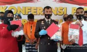 Kapolres Sumenep AKBP Darman bersama anggotanya menunjukkan barang bukti dari hasil OTT dalam jumpa pers, Rabu (1/7/2020) (@portalmadura.com)