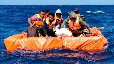 Proses evakuasi nahkoda dan ABK KLM Sahabat Muslim