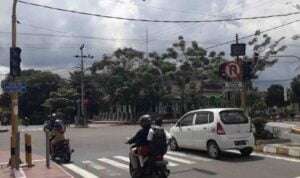 Berhenti Melebihi Marka Lampu Lalu Lintas, Adakah Sanksi?