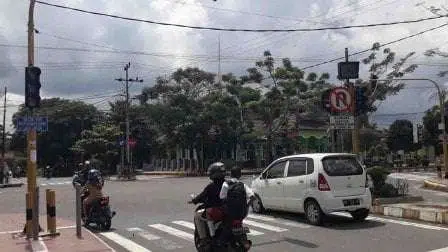 Berhenti Melebihi Marka Lampu Lalu Lintas, Adakah Sanksi?
