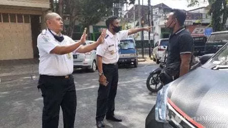 Parkir Sembarangan, Pemilik Mobil Ini Melawan Petugas Dishub Sumenep