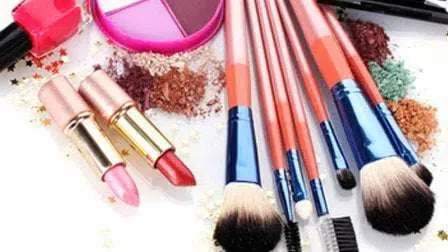 5 Kosmetik yang Wajib Ada Dalam Tas Anda