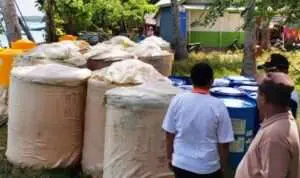 Muatan Kapal Kandas di Masalembu Dievakuasi dengan Tiga Perahu Nelayan