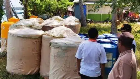 Sebagian muatan dari Kapal DJO 3 yang kandas di Perairan Masalebu, Sumenep, setelah dievakuasi ke daratan, Sabtu (24/7/2020). Kapal kandas tersebut bermuatan 650 ton barang kelontong dan bahan bangunan. Foto Ist/Bagian Humas Polres Sumenep