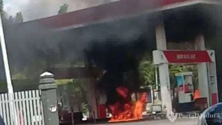 Mobil Terbakar di SPBU Sotabar Pasean Pamekasan