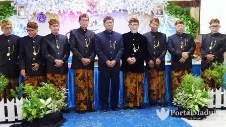 Momentum 'molang are' atau Dies Natalis ke-34 Unija, pada Sabtu (25/7/2020). Ketua Dewan Pembina Yayasan Arya Wiraraja, KH. Moh. Ramdlan Siraj menerima potongan tumpeng. (@portalmadura.com)