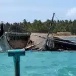 Perahu Motor Tenggelam Dievakuasi ke Bibir Pantai Desa Lapa Laok Dungkek