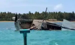 Perahu Motor Tenggelam Dievakuasi ke Bibir Pantai Desa Lapa Laok Dungkek