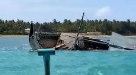Perahu Motor Tenggelam Dievakuasi ke Bibir Pantai Desa Lapa Laok