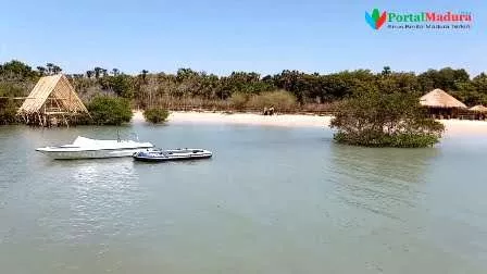 Wisata Pantai Ekasoghi Terapkan Protokol Kesehatan, Begini Keunikannya - Portalmadura.com Perahu karet di pantai wisata eKasoghi @portalmadura.com
