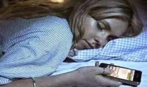Awas, 5 Bahaya Letakkan Ponsel Di Dekat Kepala Saat Anda Tidur